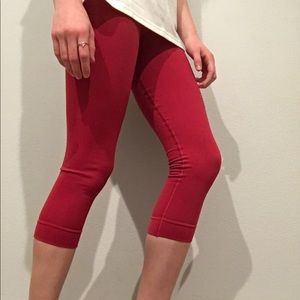Red sea wheeze chase me crop lulu lemon leggings